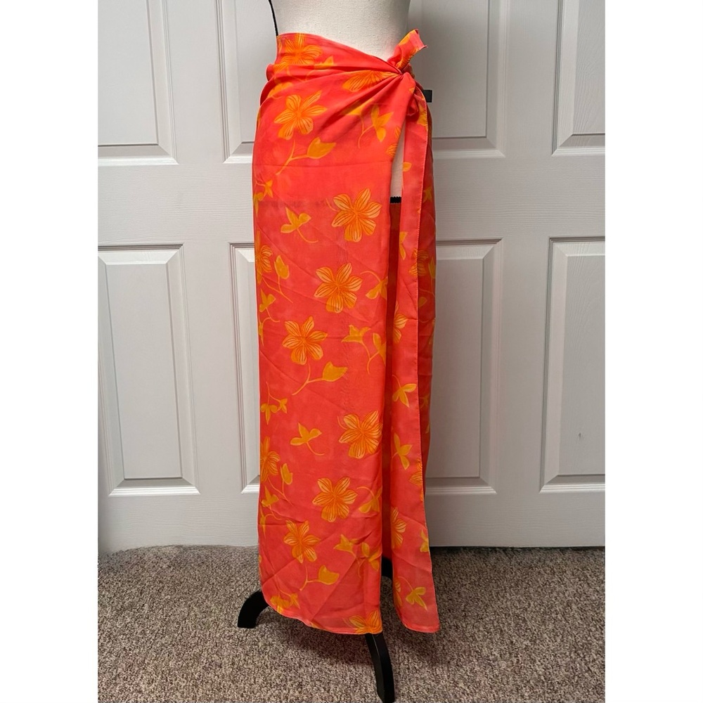 NWOT Lady Juliet sarong/pareo, with matching travel pouch. 43 x 70 in. - Picture 4 of 14